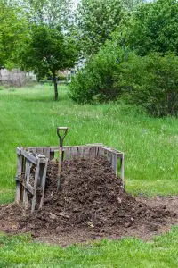 COMPOST-BIN-WITH-SHOVEL